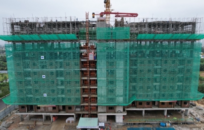 Bất chấp những ngày mưa kéo dài, tiến độ tòa W3 vẫn đảm bảo